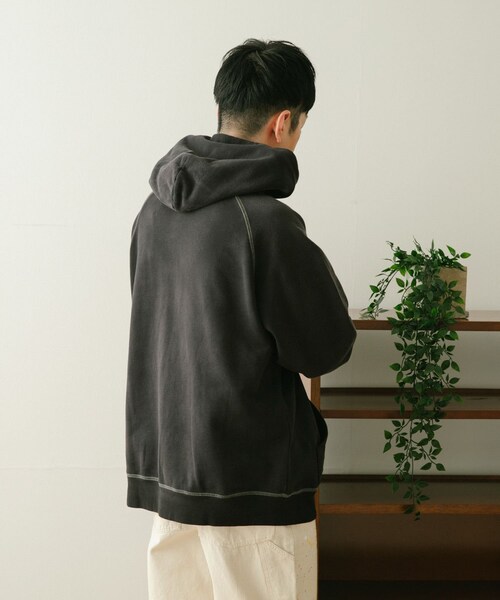 ITEMS URBANRESEARCH(アイテムズ アーバンリサーチ)の「SCREEN STARS 日焼け加工 カラースウェットパーカー(パーカー・メンズ・BLU/NTL/ORG/BLK・M/L)」の17枚目の写真