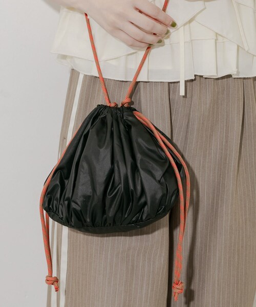 SMELLY（スメリー）の「ギャザーキンチャクショルダー（ショルダーバッグ・レディース・GRY/BLK・-）」の6枚目の写真