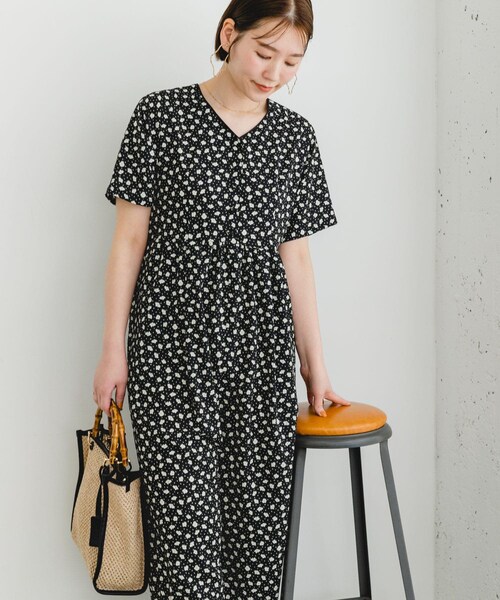 URBAN RESEARCH ROSSO（アーバンリサーチロッソ）の「F by ROSSO　フラワープリントオールインワン（サロペット/オーバーオール・レディース・BLACK/NAVY・36/38）」の3枚目の写真