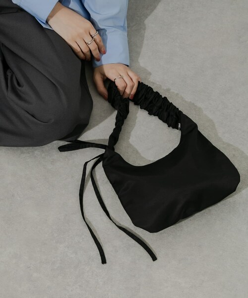 SMELLY（スメリー）の「ギャザーワンハンドルバッグ（ハンドバッグ・レディース・RED/IVO/BLK・-）」の2枚目の写真