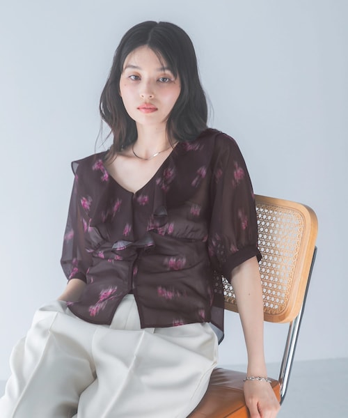 URBAN RESEARCH ROSSO（アーバンリサーチロッソ）の「ダークプリントフリルブラウス（シャツ/ブラウス・レディース・BROWN/BLACK・Free）」の2枚目の写真