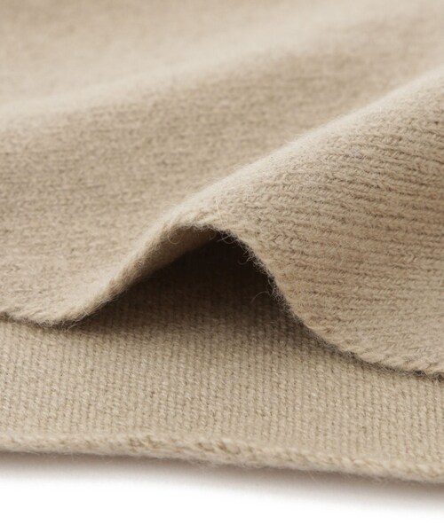 ADAM ET ROPE'(アダムエロペ)の「【J’aDoRe限定】【extreme cashmere(エクストリーム カシミア)】bandana(ストール/ショール・レディース・オフホワイト/ベージュ/カラシ・F)」の8枚目の写真