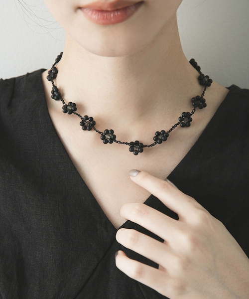 URBAN RESEARCH(アーバンリサーチ)の「PROTCOL FLOWER NECKLACE(ネックレス・レディース・BLACK/MINT・-)」の4枚目の写真