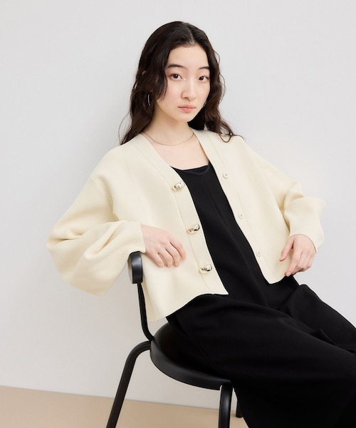 ADAM ET ROPE'(アダムエロペ)の「【WEB限定】・【サステナブル】セレクトネックカーディガン(カーディガン/ボレロ・レディース・チャコール/オフホワイト/キナリ/ネイビー/ネイビー系/ラベンダー・F)」の1枚目の写真