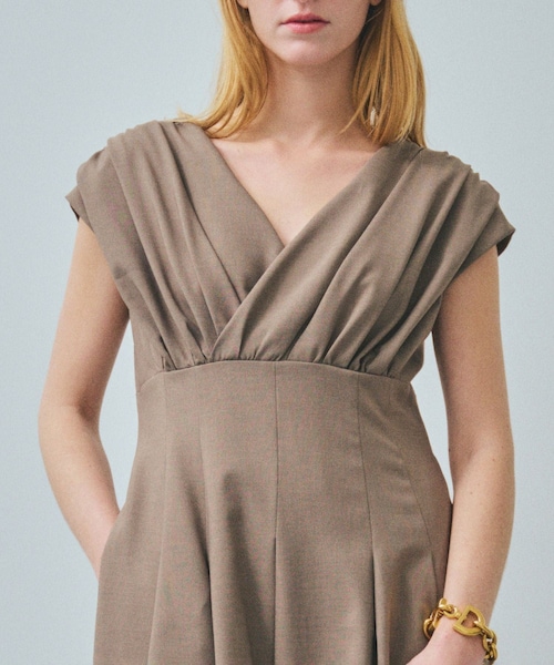 ROPE'(ロペ)の「【一部店舗限定】【REALM(レルム)】WRAP FLARE DRESS|カシュクールフレアワンピース 26SS(ワンピース・レディース・ブラック/カーキ・36/38)」の14枚目の写真
