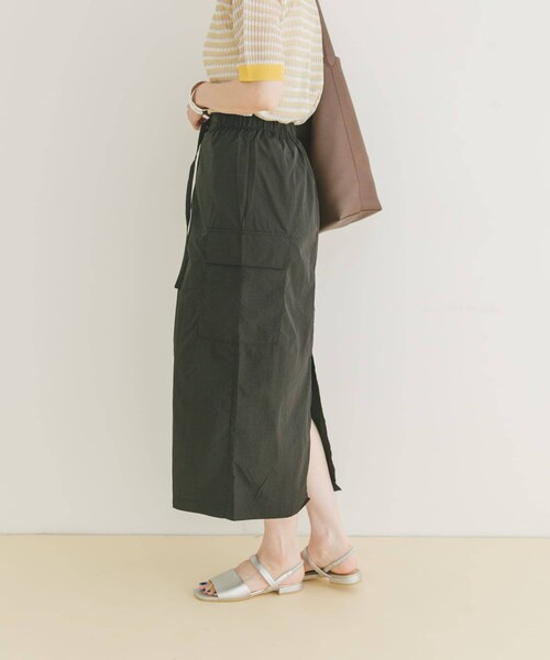ITEMS URBANRESEARCH(アイテムズ アーバンリサーチ)の「ナイロンカーゴタイトスカート(スカート・レディース・L.BEG/MOC/BLK・FREE/TALL)」の6枚目の写真