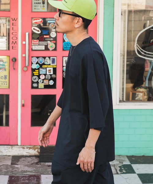 URBAN RESEARCH(アーバンリサーチ)の「Wide Dad BREEZY TECH SHORT-SLEEVE T-SHIRTS(Tシャツ/カットソー・メンズ・D.NAVY/BLACK/CHARCOAL・1/2)」の3枚目の写真