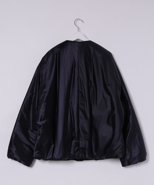 ADAM ET ROPE'(アダムエロペ)の「MENS【OVERCOAT】Dolman Sleeve Puffer Jacket(ノーカラージャケット・メンズ・ネイビー・1/2)」の4枚目の写真