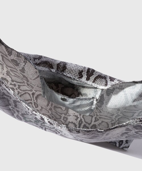 ADAM ET ROPE'(アダムエロペ)の「【carhartt/カーハート】SNAKE CAMO SHOPPING BAG(エコバッグ/サブバッグ・メンズ・オフホワイト・F)」の7枚目の写真