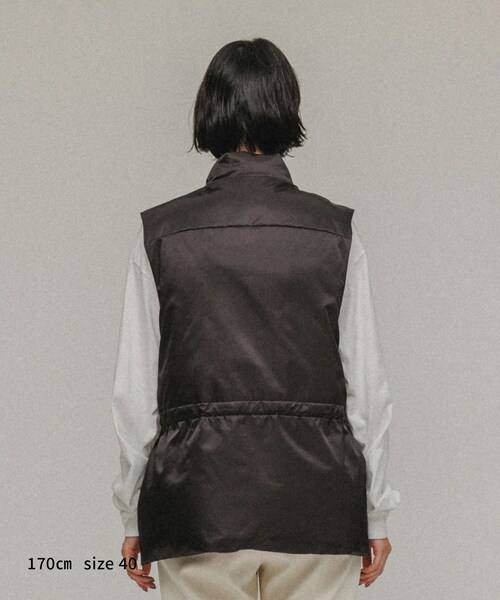 ADAM ET ROPE'（アダムエロペ）の「［OUTER］WSIZE PADDED VEST UNISEX（ダウンベスト・レディース・ブラック/シルバー・38/40）」の18枚目の写真