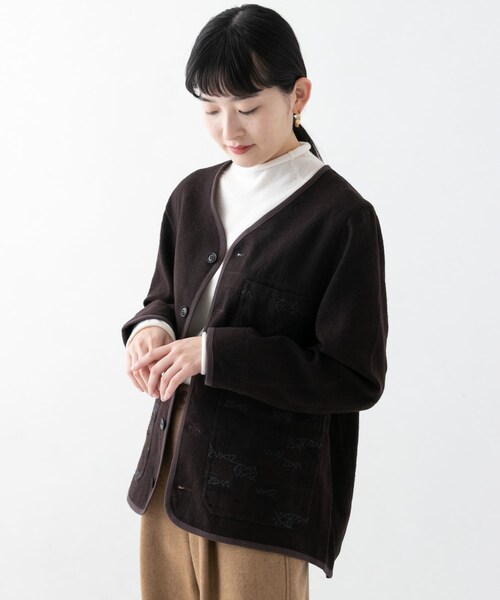 URBAN RESEARCH（アーバンリサーチ）の「WORK NOT WORK　ウールエンブロイダリーバーナージャケット（ノーカラージャケット・レディース・GRAY/D.BROWN・1/2）」の2枚目の写真