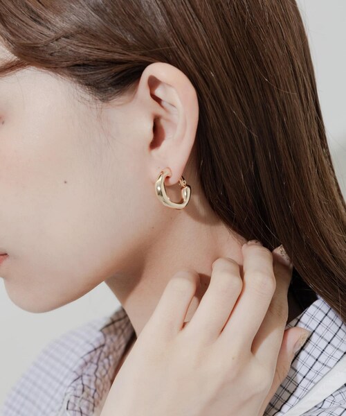 SMELLY（スメリー）の「メタルニュアンスフープイヤリング（イヤリング・レディース・GLD・-）」の2枚目の写真