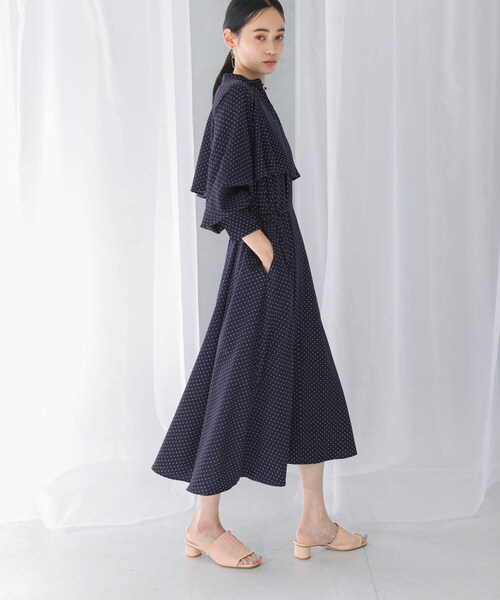 URBAN RESEARCH ROSSO（アーバンリサーチロッソ）の「『WEB限定』ドットプリントケープワンピース（ワンピース・レディース・NAVY/BLACK・FREE）」の4枚目の写真