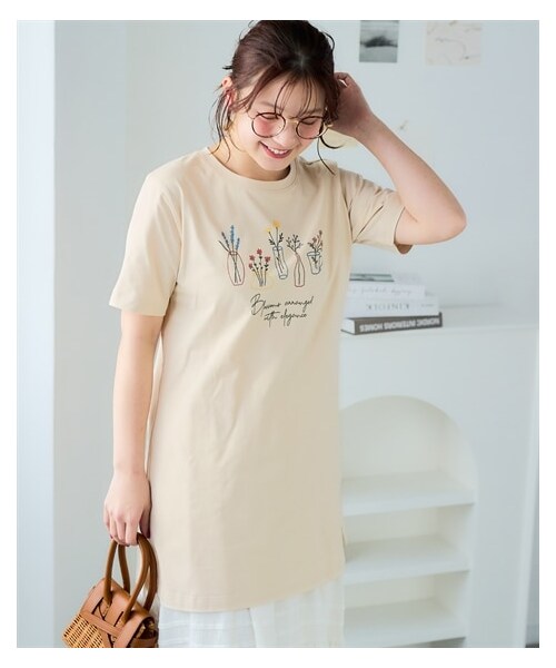 nissen（ニッセン）の「大きいサイズ　【ひんやりコットン】綿１００％ＡラインプリントチュニックＴシャツ（接触冷感・UVカット）（チュニック・レディース・黒(フォトフラワー)/ねこ:セージグリーン/くま:黒/シンプルロゴ:モカベージュ/アメカジ:ネイビー/オーシャン:ネイビー/ドーナツ:オートミール/バンダナ:カーキ/スニーカー:クリーム/フォト風景:チャコールグレー/黒(グラフィック)/オフホワイト(ネコ)/チャコール(モノクロスィーツ)/ネイビー(ハワイ)/グレージュ(ロゴ)(新色)/アイボリー(花瓶)/ミント(鳥)/ピンク(パンダ)/カーキ(サークルロゴ)・L/LL/3L/4L/5L/6L/8L/10L）」の11枚目の写真