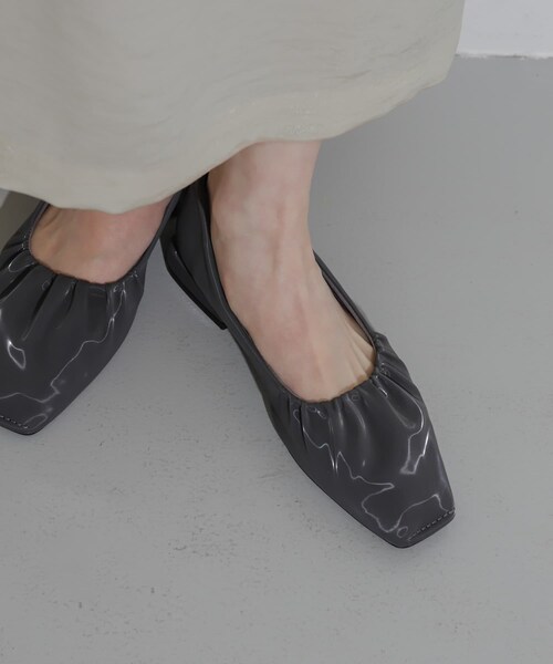 SENSE OF PLACE by URBAN RESEARCH（センスオブプレイスバイアーバンリサーチ）の「シャイニーギャザーフラットシューズ（パンプス・レディース・YELLOW/BLACK/CHARCOAL・S/M/L）」の2枚目の写真