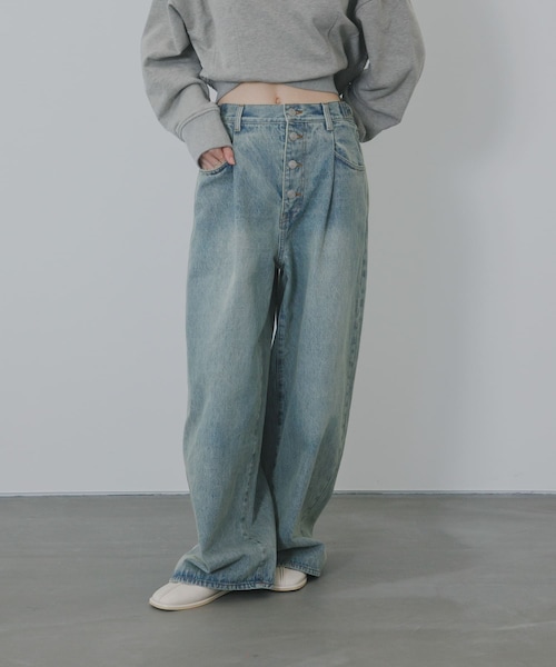 KBF(ケイビーエフ)の「『3サイズ展開』タックボタンアップデニム(デニムパンツ・レディース・L.BLUE/BLUE・34/36/38)」の1枚目の写真
