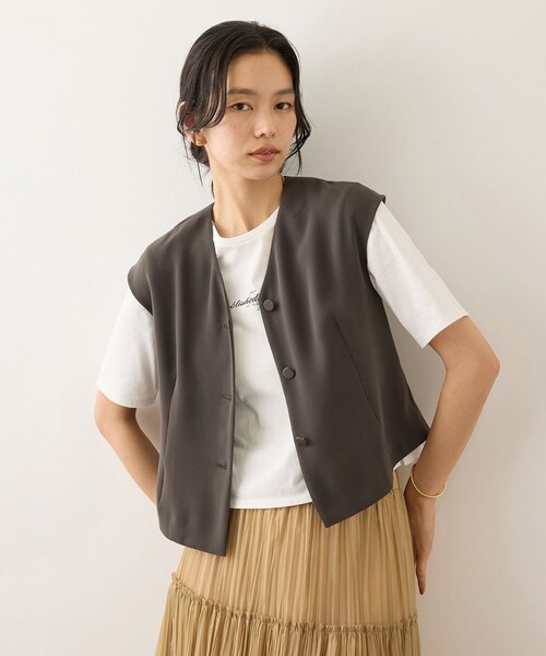 ROPE'（ロペ）の「コンフォートフレンチスリーブブラウス/UVカット・防シワ・接触冷感・吸水速乾・セットアップ対応・イージーケア（シャツ/ブラウス・レディース・ダークブラウン系/ベージュ・F）」の2枚目の写真