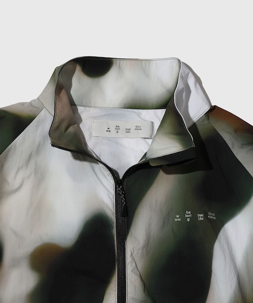 ADAM ET ROPE'（アダムエロペ）の「【BAL/バル】LIGHT WEIGHT WIND SHELL JACKET（ブルゾン・メンズ・チャコール/サックス/その他・1/2）」の9枚目の写真