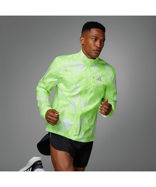 オリーブ色 ジャケット adidas（アディダス）の「オウン ザ ラン 総柄プリント ジャケット