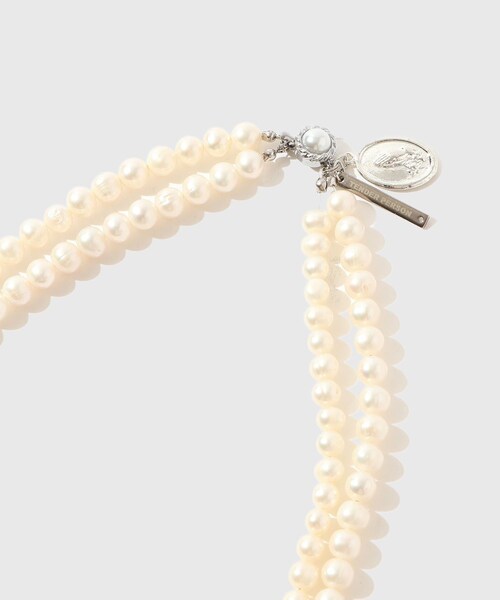 ADAM ET ROPE'（アダムエロペ）の「【TENDER PERSON/テンダー パーソン】GRANDMA PEARL TWIN NECKLACE（ネックレス・メンズ・ホワイト・F）」の3枚目の写真