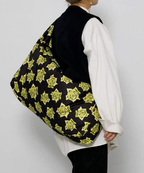 URBAN RESEARCH(アーバンリサーチ)の「kokyo Rectangulo Puff Bag XL(ショルダーバッグ・レディース・RosesPrint・Free)」の5枚目の写真