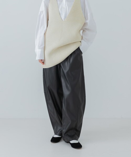 URBAN RESEARCH(アーバンリサーチ)の「レザーライクコクーンパンツ(その他パンツ・レディース・BLACK/BEIGE・FREE)」の5枚目の写真