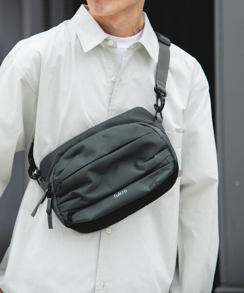 URBAN RESEARCH DOORS（アーバンリサーチドアーズ）の「fulcro runner（ショルダーバッグ・メンズ・BLACK/D.GRAY・-）」の2枚目の写真