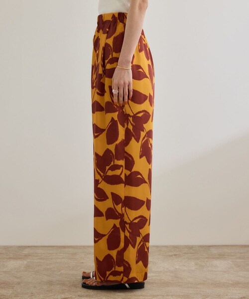 ROPE'(ロペ)の「DEVEAUXジオメトリックフラワーイージーワイドパンツ(その他パンツ・レディース・ブラック/オレンジ・36/38)」の12枚目の写真