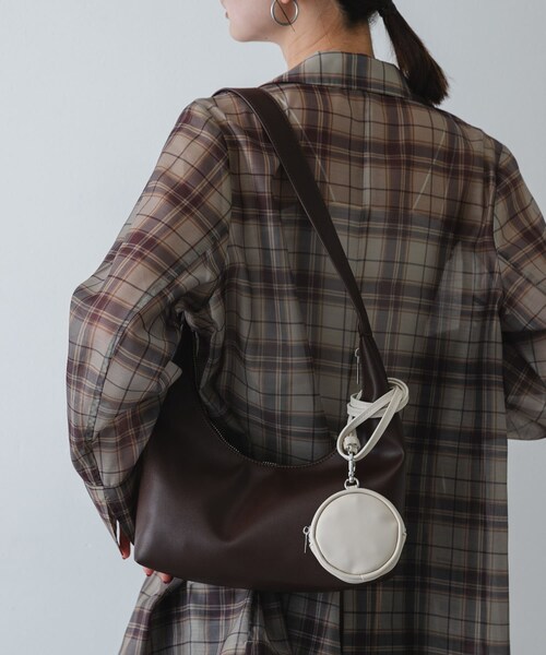 SENSE OF PLACE by URBAN RESEARCH（センスオブプレイスバイアーバンリサーチ）の「ラウンドポーチツキバッグ（ハンドバッグ・レディース・BLACK/BROWN/GREIGE・One）」の2枚目の写真