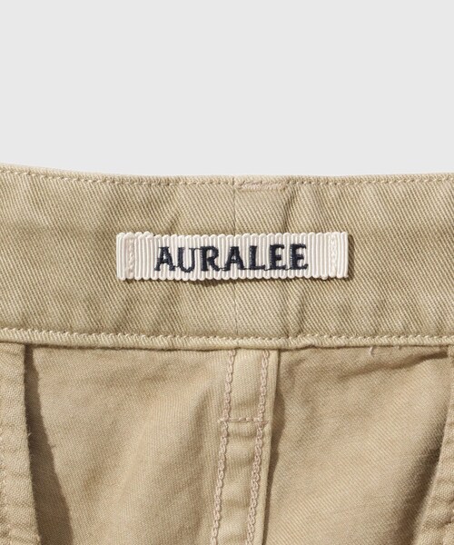 ADAM ET ROPE'（アダムエロペ）の「【AURALEE/オーラリー】GARMENT-DYED FINX LIGHT CHINO ONE-TUCK WIDE PANTS（チノパンツ・メンズ・ブラック/ベージュ・3/4/5）」の16枚目の写真