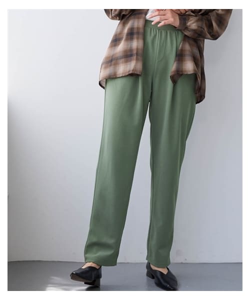 nissen（ニッセン）の「テーパードパンツ■大人の落ち感シリーズ■＜大きいサイズ有＞（パンツ・レディース・黒/ネイビー/アイスラベンダー/ゴールデンベージュ/モスカーキ/グレイッシュブルー/ライム/ベイクドアップル/ダークカーキ/モカブラウン・L/LL/3L/4L/5L/6L/8L/10L）」の4枚目の写真