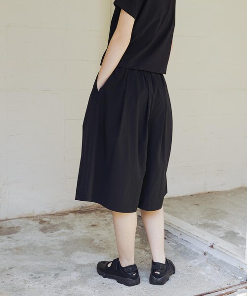 URBAN RESEARCH（アーバンリサーチ）の「『撥水/吸水速乾/UVカット』『別注』THOUSAND MILE×URBAN RESEARCH　MID LENGTH TUCK PANTS（その他パンツ・レディース・BLACK・Free）」の8枚目の写真