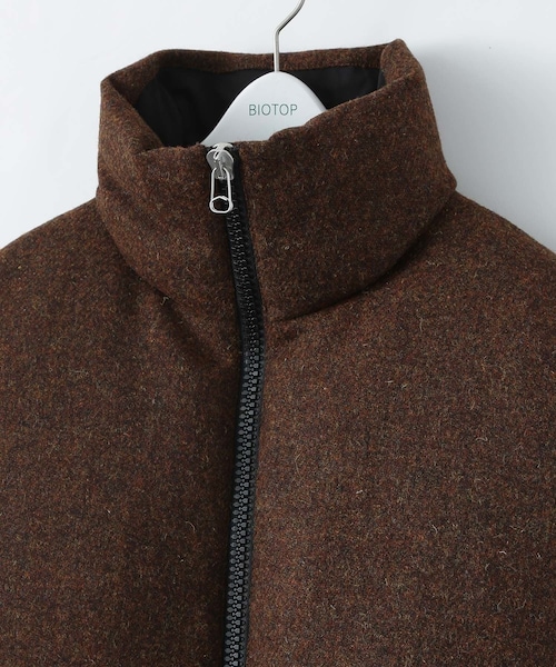 ADAM ET ROPE'（アダムエロペ）の「MENS【OAMC】INFLATE GILET（ダウンベスト・メンズ・ブラウン・M/S）」の5枚目の写真