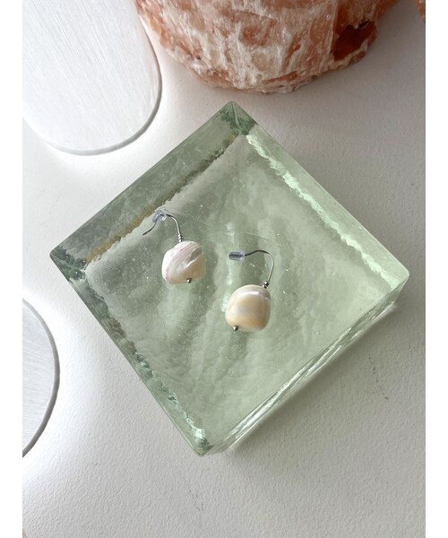 Ungrid（アングリッド）の「シェルモチーフピアス（ピアス（両耳用）・レディース・アイボリー/レッド・F）」の2枚目の写真