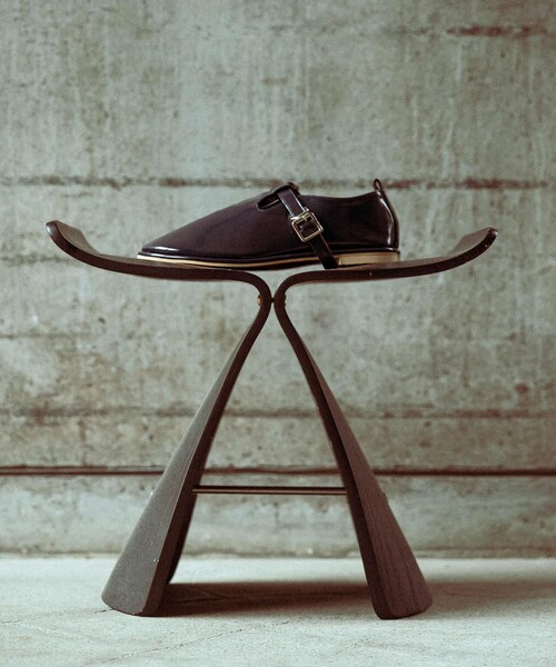 KBF（ケイビーエフ）の「Tストラップガラスローファー（その他シューズ・レディース・NAVY/BLACK・36/37/38）」の2枚目の写真