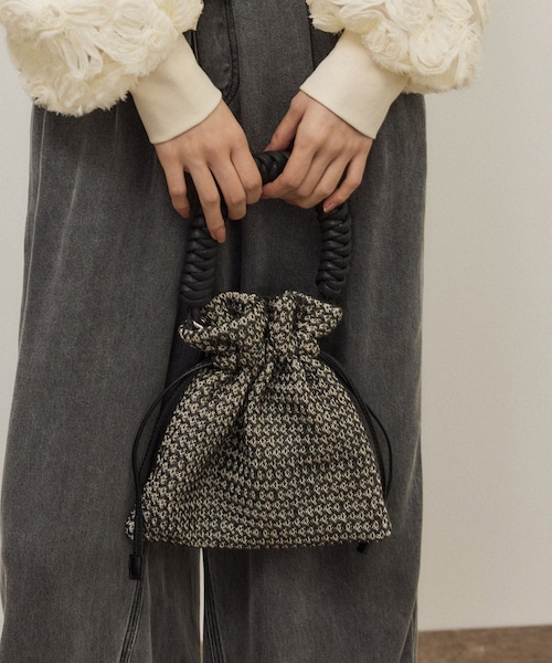 ADAM ET ROPE'（アダムエロペ）の「ブレイドハンドル巾着バッグ（ショルダーバッグ・レディース・ブラック/ホワイト・F）」の5枚目の写真