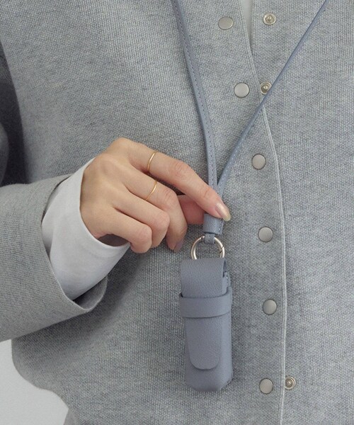 ADAM ET ROPE'(アダムエロペ)の「【W S(ドゥーブル)】レザーリップケースチャーム(チャーム・レディース・ブラック/オフホワイト/ブルー系・F)」の7枚目の写真