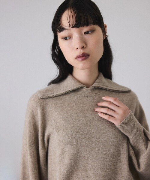 ADAM ET ROPE'(アダムエロペ)の「カシミア混ZIPタートルネックプルオーバー(ニット/セーター・レディース・グレー/ベージュ・F)」の6枚目の写真