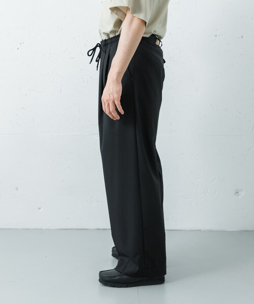URBAN RESEARCH（アーバンリサーチ）の「MARKAWARE　TRIPLE PLEATED EASY TR（その他パンツ・メンズ・BEIGE/CHARCOAL/BLACK・1/2）」の7枚目の写真