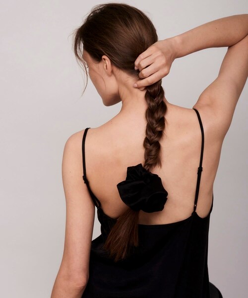 URBAN RESEARCH（アーバンリサーチ）の「ucalypt　Big Satin scrunchie（ヘアゴム・レディース・Black/Brown・-）」の3枚目の写真