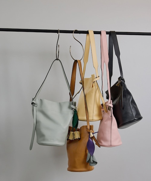 ROPE'（ロペ）の「【teau・牛革・マルチWAY】panier vine shoulder bag/持ち手長さ調整可能（ハンドバッグ・レディース・ブラック/グレー/キャメル/ピンク/イエロー・F）」の5枚目の写真