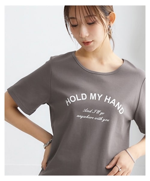 nissen（ニッセン）の「【ひんやりコットン】プリントTシャツ（綿１００％・接触冷感・UVカット）（選べる柄）＜大きいサイズ有＞（Tシャツ/カットソー・レディース・クールロゴ:オフホワイト/クールロゴ:黒/カーブロゴ:チャコールグレー/[在庫限り]カーブロゴ:アイス杢/ブロックデザインロゴ:アイス杢/ドロップ:ブロックデザインロゴ:ネイビー/[在庫限り]ハチドリ:グレージュ/[在庫限り]看板ネコ:モーブピンク/[在庫限り]看板ネコ:グレージュ/[在庫限]リラックス猫スモーキーブルー/5匹のハリネズミ:ピスタチオ/カラフルフラワーロゴ:黒/[在庫限]ハンギングフラワー:ラベンダー/[在庫限り]雑貨フラワー:ミントブルー/大人ロゴ:オフホワイト/レタリングロゴ:チャコールグレー/フレンチロゴ:グレージュ/ほのぼのネコ:ミント/ワンポイントネコ:ブルー/草花:ピンクベージュ/大人ロゴ:黒/筆記ロゴ:黒/雑貨:ダークミント/パイナップル:チャコールグレー/ラビット:ダークピンク/黒ネコ:ソフトブルー/日々ネコ:オートミール・S/M/L/LL/3L/4L/5L/6L/8L/10L）」の7枚目の写真