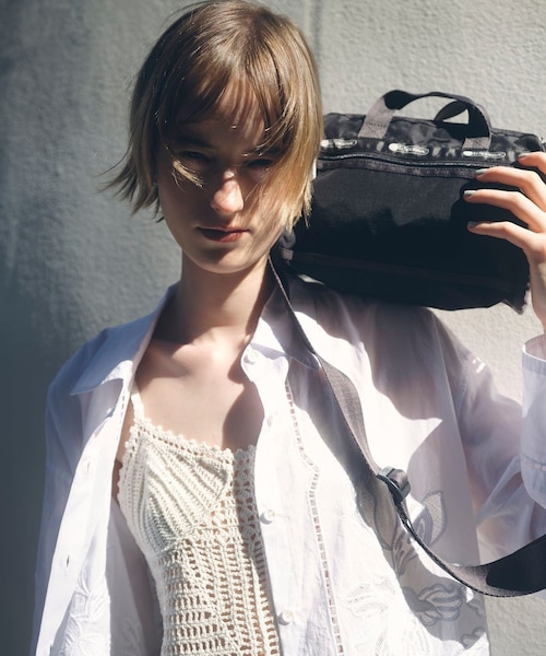 ADAM ET ROPE'（アダムエロペ）の「【LeSportsac for ADAM ET ROPE'】Exclusive Mini Duffel Crosbody（ショルダーバッグ・レディース・シルバー・F）」の4枚目の写真