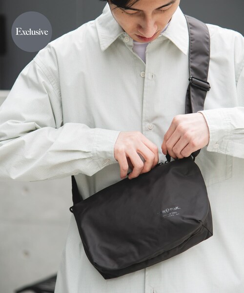 URBAN RESEARCH DOORS(アーバンリサーチドアーズ)の「『別注』YAKPAK×DOORS SHOULDER BAG S(ショルダーバッグ・メンズ・BLACK/CHARCOAL/GRAY/YELLOW・-)」の5枚目の写真