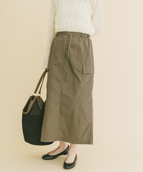 ITEMS URBANRESEARCH(アイテムズ アーバンリサーチ)の「ナイロンカーゴタイトスカート(スカート・レディース・L.BEG/MOC/BLK・FREE/TALL)」の2枚目の写真