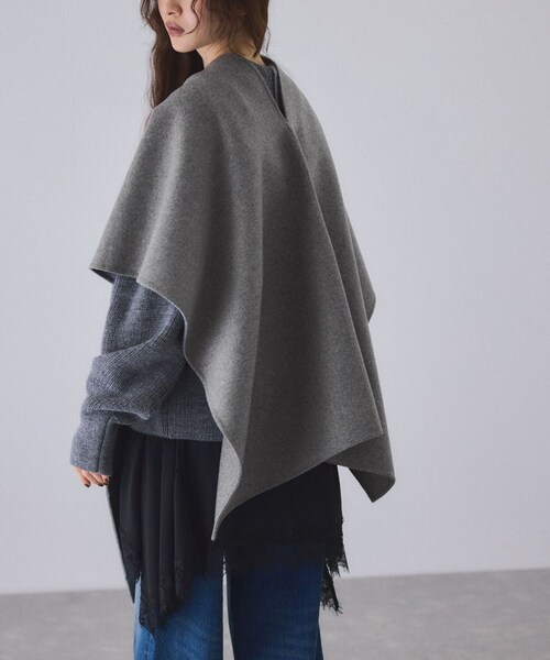 ADAM ET ROPE'（アダムエロペ）の「カシミアブレンドポンチョストール（ストール/ショール・レディース・グレー/ベージュ系・F）」の8枚目の写真