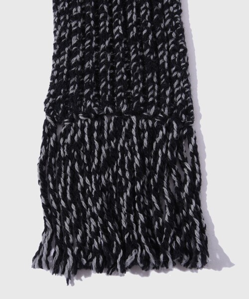 ADAM ET ROPE'（アダムエロペ）の「【NVRFRGT/ネヴァーフォーゲット】NARROW EXTRA LONG MUFFLER（マフラー・メンズ・ブラック/チャコール・F）」の4枚目の写真