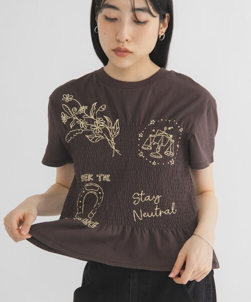 KBF（ケイビーエフ）の「シャーリングデザインプリントTEE（Tシャツ/カットソー・レディース・IVORY/BROWN/BLUE・One）」の15枚目の写真