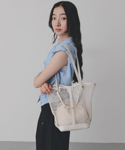 SENSE OF PLACE by URBAN RESEARCH（センスオブプレイスバイアーバンリサーチ）の「2WAYハンドルメッシュバッグ（トートバッグ・レディース・IVORY/BLACK・One）」の4枚目の写真