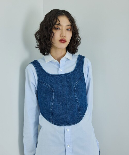ADAM ET ROPE'（アダムエロペ）の「nagisax7xAER　CROPPED　DENIM　TOP（ベスト・レディース・ブルー系・F）」の11枚目の写真